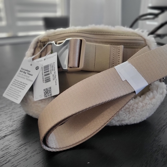 Lululemon Everywhere Fleece Belt Bag (Light Ivory) - Picture 2 of 13